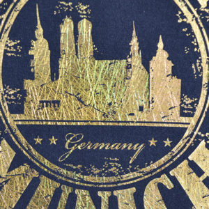 Laser-Dark (No-Cut) LowTemp (CMYW) Selbstentgitterndes 2-Blatt-System für schwarze, dunkelfarbige und helle Textilien zum Drucken von einfachen und komplexen Motiven aller Art, sowie zum Veredeln mit Heißprägefolien. Kein Schneiden, kein Entgittern.