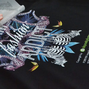 Laser-Dark (No-Cut) LowTemp (CMYW) Selbstentgitterndes 2-Blatt-System für schwarze, dunkelfarbige und helle Textilien zum Drucken von einfachen und komplexen Motiven aller Art, sowie zum Veredeln mit Heißprägefolien. Kein Schneiden, kein Entgittern.