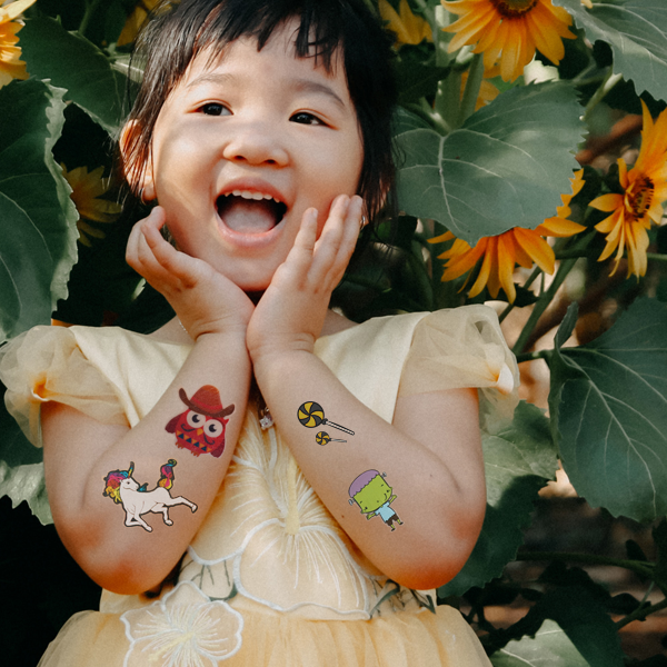 Kids haben Freude mit Tattoo Paper von FOREVER
